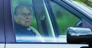 Die Polizei führt bei Prinz Philip einen Alkoholtest durch, nachdem er mit seinem SUV in der Nähe seines Sandringham Anwesens umgekippt ist. 