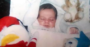 Une mère maltraitée laisse son bébé dans une cabine téléphonique pour que l'assistante sociale puisse le trouver - mais un étranger s'y rend en premier