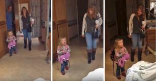 Klein meisje komt voorzichtig ziekenhuiskamer binnen, maar gaat los als ze pasgeboren baby in moeders armen ziet