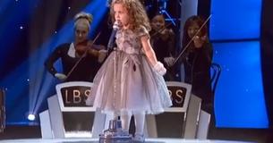 Quand cette petite fille de 4 ans a commencé à chanter une chanson vieille de 50 ans, toute la foule s'est mise à applaudir