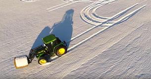 Boer schrijft een bericht in de sneeuw waarvan sommige mensen zeggen dat het aanstootgevend is, maar hij weigert zich te verontschuldigen