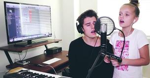 Sa sœur chante un classique d'Elvis, et quand son frère se joint elle, cela devient se un incroyable mash-up