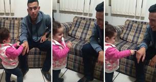 Un petit enfant essaie obstinément d'attirer l'attention de son père sourd seulement pour communiquer un message qui laisse tout le monde perplexe