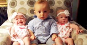 Un petit garçon rencontre ses soeurs jumelles pour la première fois, et sa réaction fait craquer tout le monde 