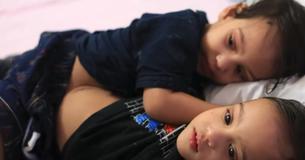 Des jumeaux qui ont partagé leurs organes sont séparés avec succès par des médecins dans le cadre d'une intervention chirurgicale historique