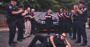 Des policiers dansent comme des fous sur une chanson connu des années 1980 et font sourire tout le monde