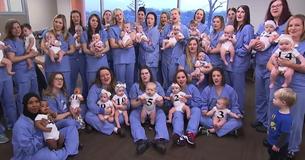 Ongelooflijke babyboom in het ziekenhuis met 31 medewerkers die binnen een jaar samen 32 kinderen krijgen