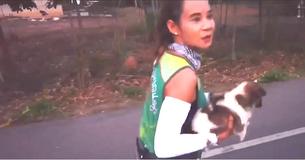 Marathon Runner Finds Abandoned Puppy Halfway Through Race And Carries Him With Her For 19 Miles