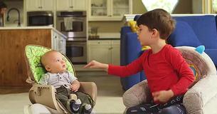 4-jarige geeft "advies" aan klein broertje over oma en het is onmogelijk om niet te lachen