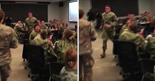 La soldate entre dans une classe d'entraînement militaire lorsque un soldat voit son visage et se met à courir 