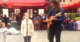 Une jeune femme se joint à une artiste de rue pour chanter "Ave Maria" et le spectacle est absolument époustouflant