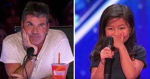 Simon roule ses yeux quand une fillette décide de reprendre un fameux tube de Céline Dion, mais elle finit par éblouir l'audience  en quelques secondes