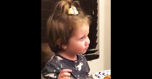 Une petite fille dit à son père qu'elle a un petit ami au diner, et la réaction de son père est hilarante