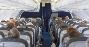 Une femme entend la conversation de deux soldats dans l'avion et sait qu'elle doit parler à une hôtesse de l'air