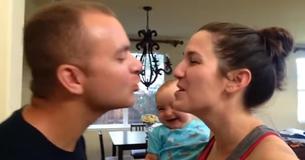 Un papa essaie d'obtenir un bisou de maman, mais l'"interruption" de bébé est hilarante