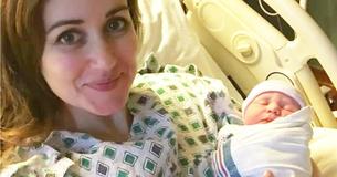 Un médecin enceinte dans une blouse de patiente interrompt son propre accouchement pour aider une autre femme en détresse à accoucher 