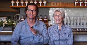 Génial   Matthew McConaughey montre sa magnifique maman qui lui ressemble fortement et avec qui il partage un lien très affectueux