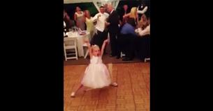 La fille de fleur danse pendant le mariage, la foule devient folle quand la musique change