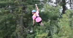Alligator springt aus dem Wasser, versucht eine Frau an einer Zipline zu beißen