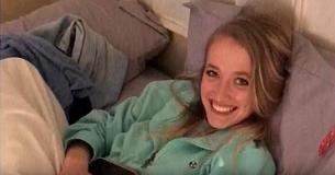 Jongen stuurt een lieve foto van zijn vriendin naar zijn moeder, maar merkt het 'intieme speeltje' niet op tot het te laat is