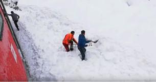 Deux cheminots repèrent quelque chose enfoui dans la neige et sautent du train pour lui sauver la vie