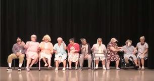 9 mamies se rassemblent sur scène, mais quand le grand-père commence à danser à la fin, tout le monde craque