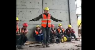 Un ouvrier du bâtiment se lève d'un bond pendant sa pause et réalise des pas de danse qui impressionnent tout le monde