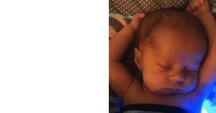 Semanas após o parto, mamãe compara foto do ultrassom com bebê e percebe algo incrível