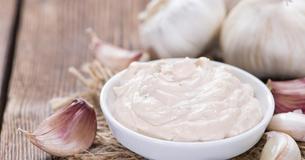 So schnell und einfach gelingt die cremige Aioli