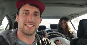 Koppel heeft zwangerschap maandenlang verborgen gehouden, verschijnt dan met baby voor deur van familie en filmt hun reactie