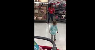 Moeder betrapt Target medewerker tijdens een face-off met haar dochter en pakt snel de camera