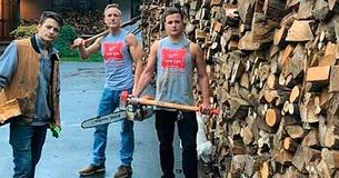 Un père et ses deux jumeaux ont coupé du bois de chauffage d'une valeur de 10 000 $ - pour finalement le donner