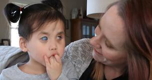 Mijn dochter is degene met de 'priemende' blauwe ogen -- die niemand wilde
