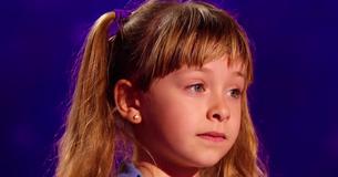 Schuchter meisje van 6 jaar oud kijkt lief in de ogen van de rechters en zingt dan uit volle borst het liedje dat ze nooit zullen vergeten