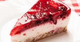 Fruchtiger Rote-Grütze-Kuchen mit Schmand