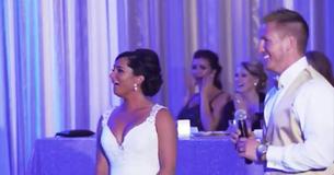 Bräutigam wartet bis zum Hochzeitstag, um seiner Braut ein Familienmitglied vorzustellen, das sie noch nie vorher getroffen hat