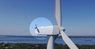 Un drone survole une éolienne pour filmer un événement rare qui fait craquer tout le monde