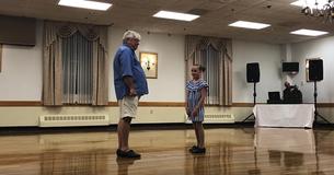 Une petite-fille n'avait personne avec qui danser, mais les mouvements de son grand-père ont fait craquer la salle