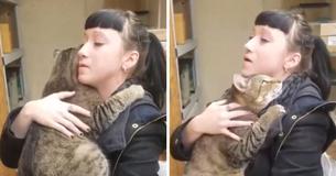 Le chat d'abri s'accroche à la femme qui ne peut pas l'adopter - ainsi elle jure de l'aider à trouver la famille parfaite