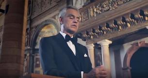 Andrea Bocelli se para en una iglesia y comienza a cantar cuando un ángel aparece a su lado