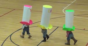 3 filles sortent avec des chapeaux géants. En une minute, leurs mouvements de danse font craquer le public