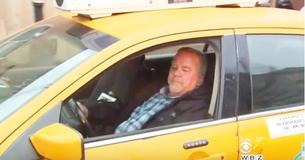 Oma kauft Geschenkgutscheine für 2000$ und Taxifahrer erkennt darin einen Betrug