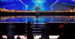 9-jähriges Mädchen begeistert die Menge mit Barbra Streisand Super Hit und bringt die Schiedsrichter dazu "Ein Star entsteht" zu rufen