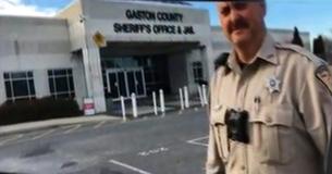 Un policier entend une femme chuchoter discrètement : " Aidez-moi ", découvre un suspect de viol caché dans un placard