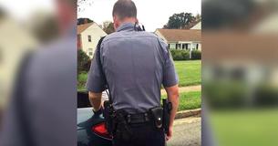 Un officier demande à une femme d'ouvrir le coffre parce que l'un des feux stop ne fonctionnait, mais il ne savait pas qu'elle l'enregistrait.