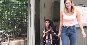 Des étrangers supposent que la petite amie de l'homme handicapé est son infirmière alors qu'ils contredisent les attentes en matière d'amour