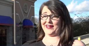 Une femme attrape une voleuse qui a pris son portefeuille la main dans le sac et la confronte chez Walmart