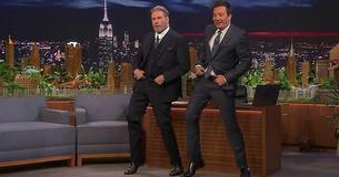 Travolta montre pour la première fois en 40 ans ses mouvements de danse de Grease et il n'a rien perdu de son déhanché.