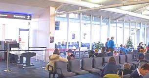 Une mère qui sanglote tente de contrôler un tout-petit à l'aéroport et voit des étrangers se précipiter pour l'entourer