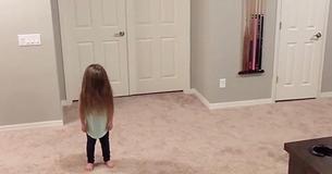 Une petite fille a perfectionné sa danse au fil des mois. À peine 4 secondes dans sa routine, ses frères l'emportent au prochain niveau